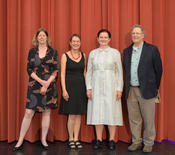 Regisseurin Sandra Schüddekopf (links) und Schauspielerin Anita Zieher (2. v. re.) vom portraittheater Wien mit Dr. Mechthild Koreuber (2. v. li.) und Prof. Dr. David Rowe.