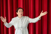 Schauspielerin Anita Zieher in "Mathematische Spaziergänge mit Emmy Noether"